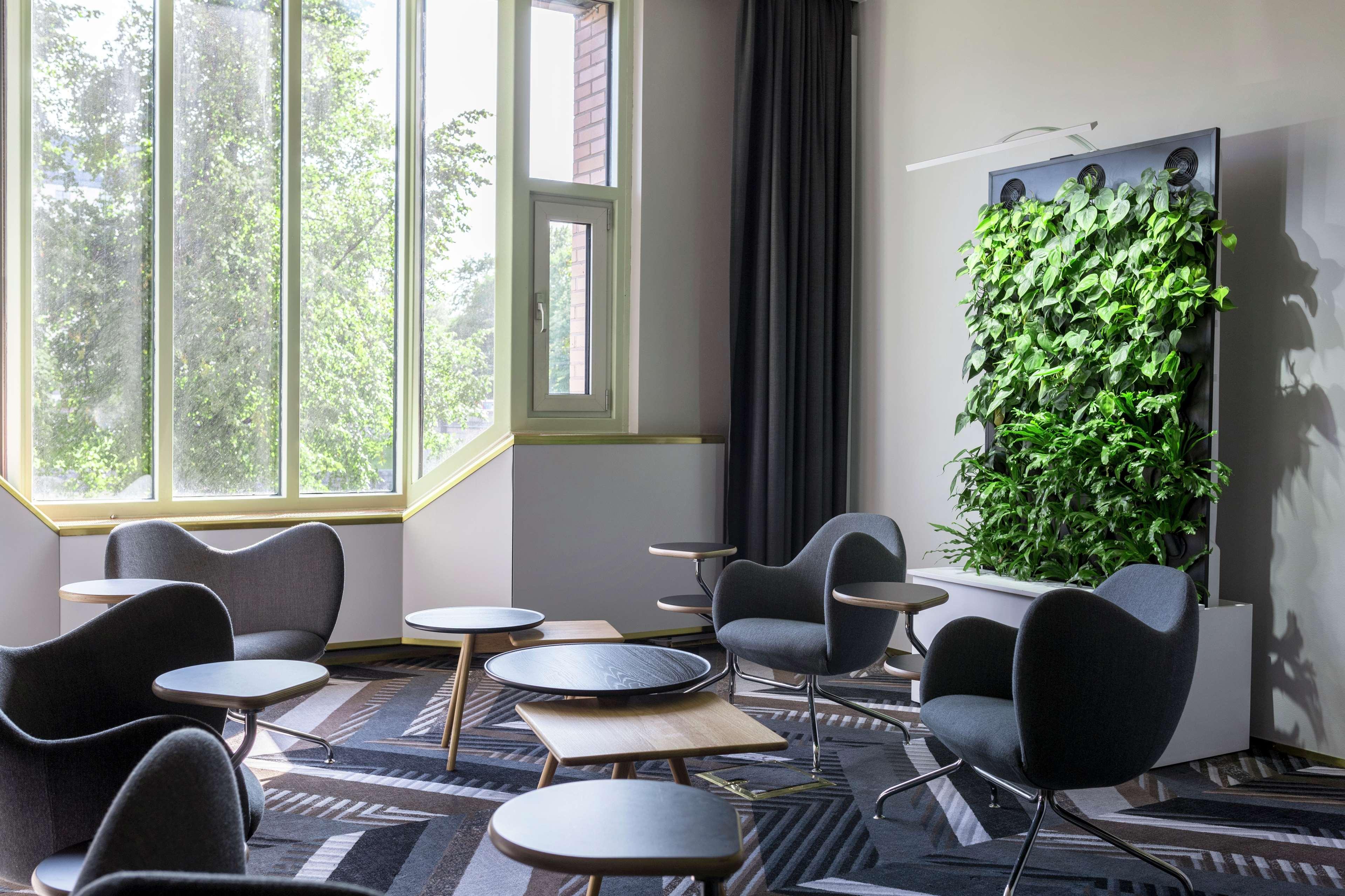 赫尔辛基斯特兰德希尔顿酒店 外观 照片 Green wall in a hotel
