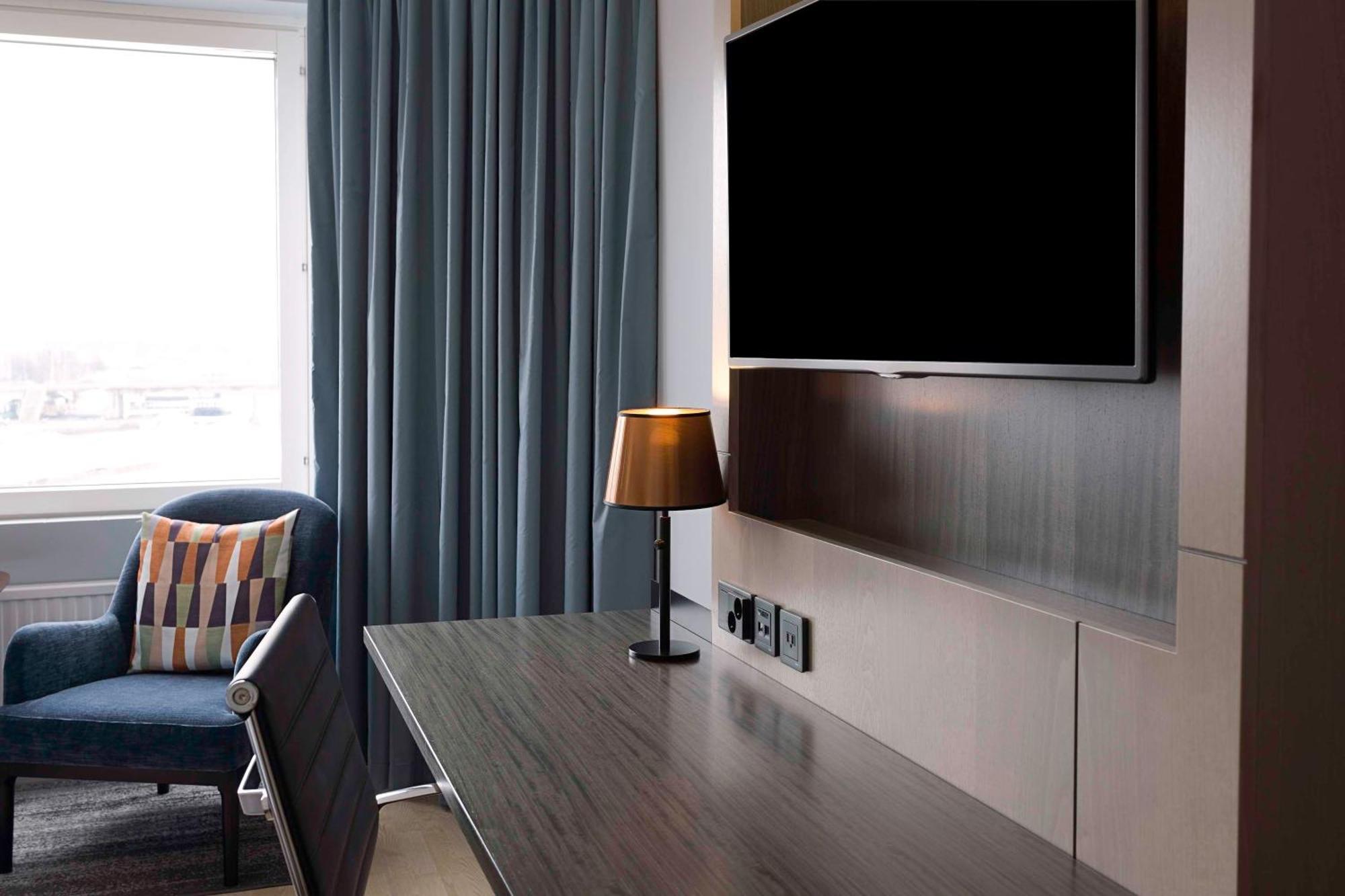 赫尔辛基斯特兰德希尔顿酒店 外观 照片 A television in a hotel room